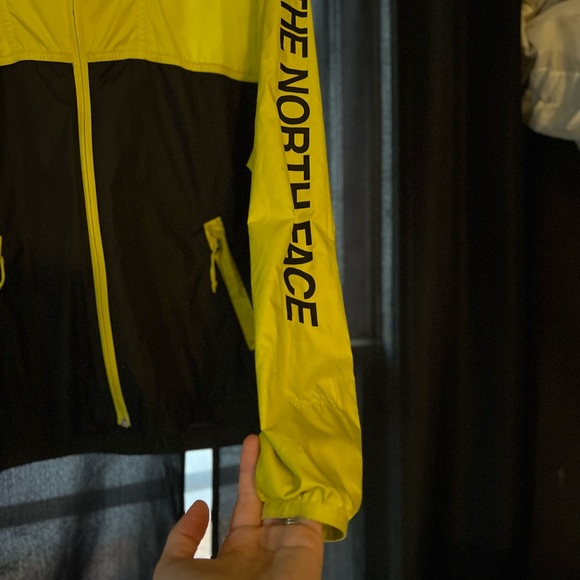 The northface windbreaker - Picture 3 of 8